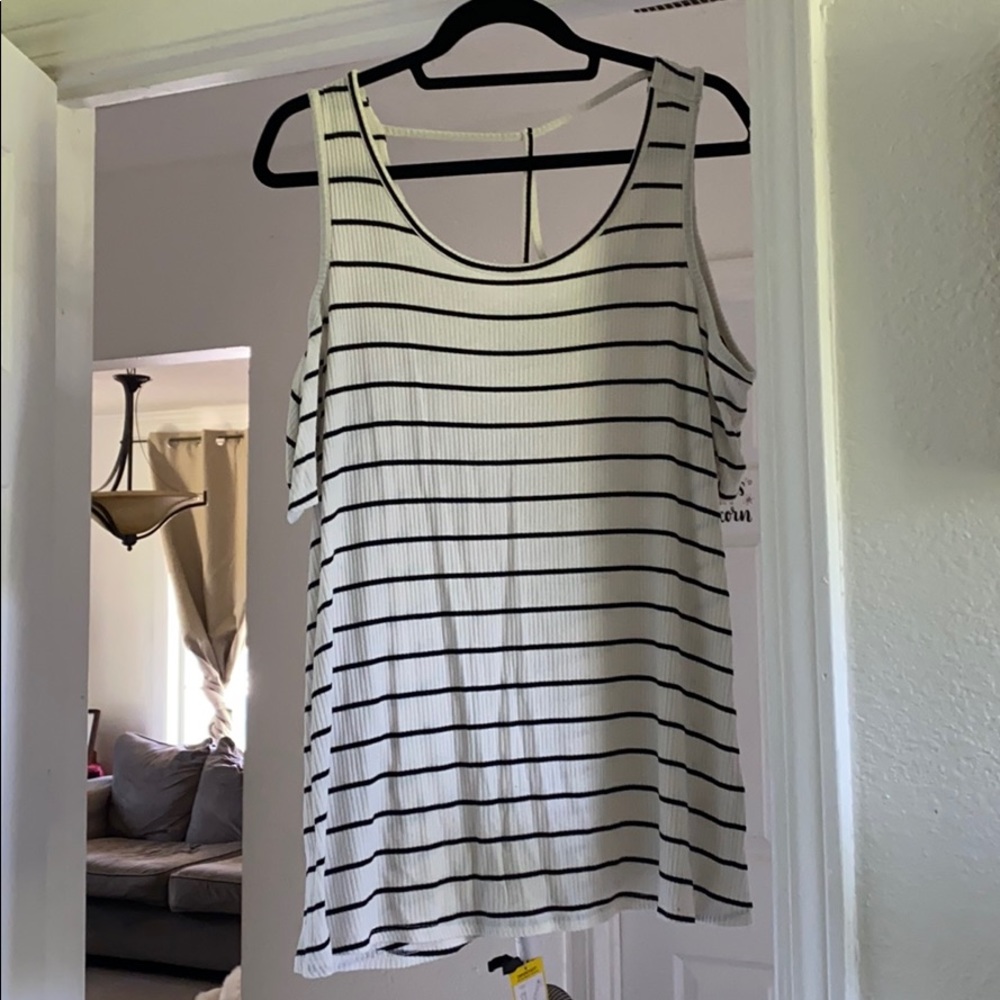 Open shoulder - cute back detail tee